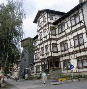 Bad Salzungen. Kurverwaltung. Schrägansicht der Eingangsseite