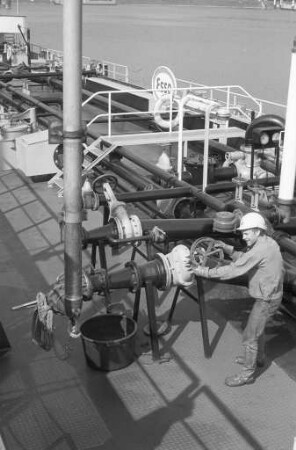 Arbeitsbetrieb im Ölhafen Karlsruhe