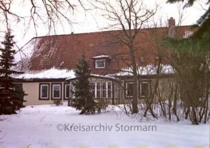 Hohenfelder Damm 2: Forstamt Trittau: Blick von Osten: Traufseite mit Wintergarten