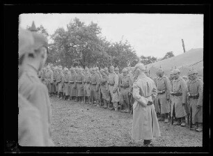 Einsegnung von Leutnant von Hopffer in "Tomagne Lager" [bei Douaumont (Dep. Meuse, Frankreich)]