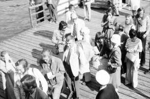 24. Tagung 1974 Chemiker; Bodenseefahrt: Teilnehmer auf Landungssteg; mittig: Richard L. M. Synge mit Rucksack
