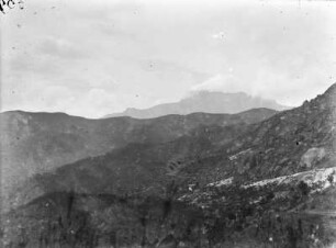 Berglandschaft : Blick über eine von Erosion geformte Berglandschaft