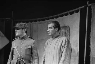 Szenenbilder aus "Hirse für die Achte", altes chinesisches Volksstück mit N. Christian, R. Schelcher, H. Schubert, L. M. Weber, J. Kamper, F. Düren, F. Gnaß, Berliner Ensemble, 1954