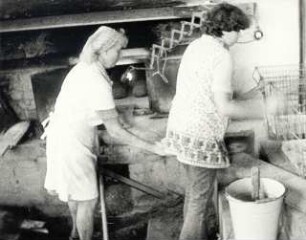 Bäckerei in Wentdorf/ See : Nahrung - Backen. Ort: Wentdorf/ See, Kreis Luckau. Bäckermeister Bruno Schulze backt Sechs-Pfund-Brote im Holzofen (1979). (ehemalige Windmühle)