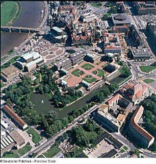 Dresden-Altstadt. Zwinger (1709-1728, M. D. Pöppelmann). Blick über Ostraallee, Zwingerteich und -graben, Theaterplatz und Elbe mit Augustusbrücke