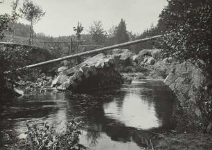 Dresdner Heide, Zerstörungen an der Prießnitz nach einer Hochflut im Juli 1926, Kannenhenkelbrücke vor dem Abbruch, Blick flußabwärts