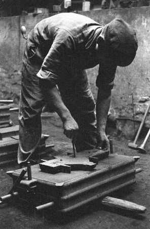In der Eisengiesserei Langenhagen bei Hannover : In der Eisengiesserei Langenhagen bei Hannover, Sandgussverfahren, Entnehmen des (Holz-)Modells
