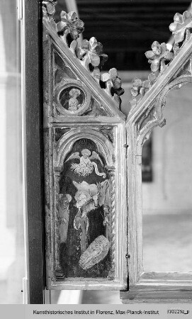 Triptychon : Geburt Christi, darüber Verkündigungsengel
