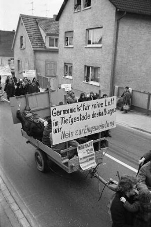 Demonstration der Bürgerinnen und Bürger von Neureut gegen die Eingemeindung von Neureut nach Karlsruhe