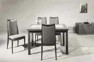 Eßtisch (Modell T 320) mit vier Stühlen ((Stuhl mit gepolsterter Sitzfläche und Rückenlehne (Modell 8633)) (1979; Geringswalder Sitzmöbelindustrie (JV))