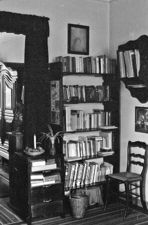 Wilhelm-Fraenger-Haus in Potsdam, Tschaikowskiweg 4. Ecke mit kleinem Bücherregal und Stuhl