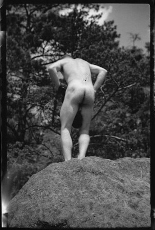 Junger Mann beim Wechseln der Badehose