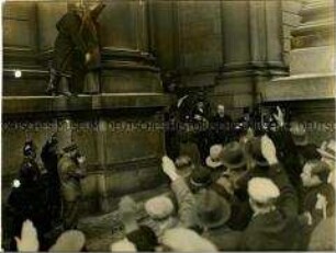 Paul von Hindenburg verlässt den Berliner Dom nach dem Gottesdienst zur Reichstagseröffnung