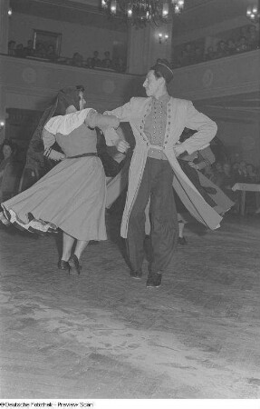 Tanzendes Paar in Tracht