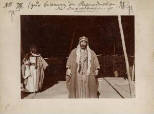 Ibrahim Pascha : Ibrahim Pascha, das Oberhaupt der Millikurden mit seiner Familie vor einem Zelt. Im Hintergrund ein bewaffneter Mann.
