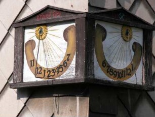 Historische Sonnenuhr von 1704 im Spielzeugdorf Seiffen/Erzgebirge