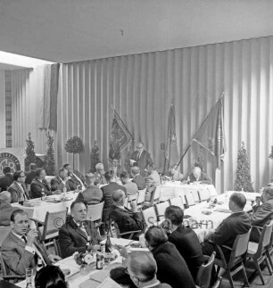 Deutscher Gewerkschaftsbund (DGB): Bad Oldesloe: Oldesloer Hof: Kreiskonferenz mit Wilhelm Walter, Landesvorsitzender DGB Hamburg: Geschäftsführer Hermann Bössow spricht
