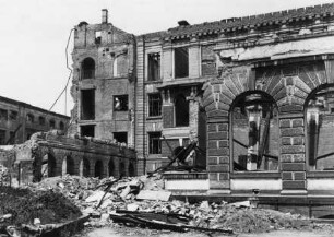 Beschädigtes Johanneum und zerstörtes Beguinenhaus an der Südwestseite der Universität, Blickrichtung Universitätsstraße
