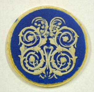 Plakette mit Spiralrankenrelief