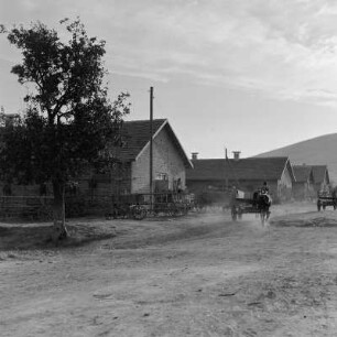 Landschaftsbild der bulgarischen Rhodopen. Dorfstraße