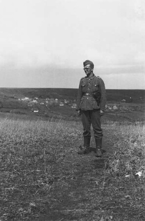 Zweiter Weltkrieg. Frontbilder. Sowjetunion. Angehöriger der deutschen Wehrmacht vor ebener Landschaft