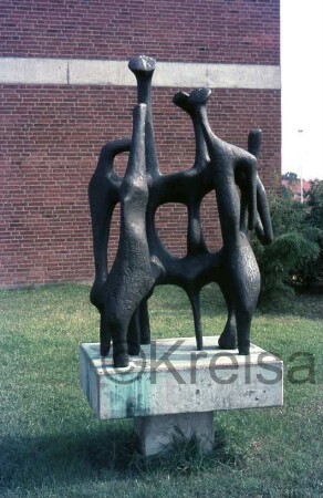 Emil-von-Behring-Gymnasium: Sieker Landstraße: Außenanlage: Kunst am Bau: Figurengruppe "Das Gespräch" von Ferdinand Mathiszig