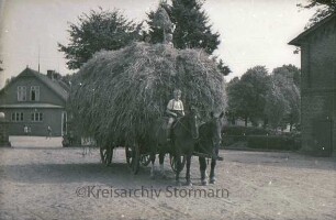 Erntezeit: Heuwagen mit Erntekrone