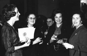 Freiburg: Kaufhaussaal; Großes Bundesverdienstkreuz für Colmars Oberbürgermeister Joseph Rey; vier Damen (Mme. Rey, Frau Filbinger)