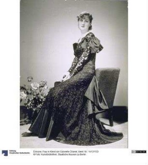Frau in Kleid von Gabrielle Chanel