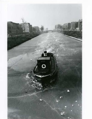 Hamburg-Uhlenhorst. Mundsburger Kanal, links Armgartstraße mit Hochschule für Mode. Ein Schlepper auf der zugefrorenen Alster. Er bricht eine Fahrrinne