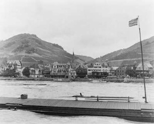 Bad Assmannshausen : Blick über den Rhein zum Ort