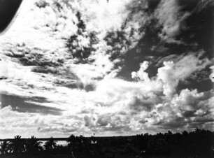 Wolkenstruktur über einer Küste : Blick auf die Wolkenstruktur über einer Küste, vermutlich in Daressalam