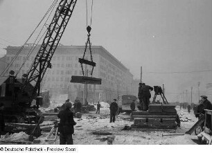Arbeiter auf der Stalinallee (heutige Karl-Marx-Allee) bei Bauarbeiten