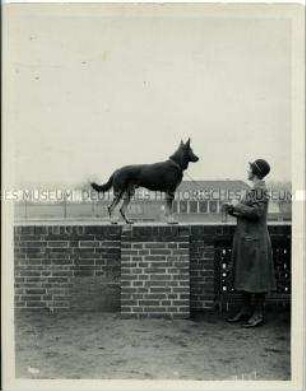 Martha Berg-André mit Etkar Andrés Hund Ajax