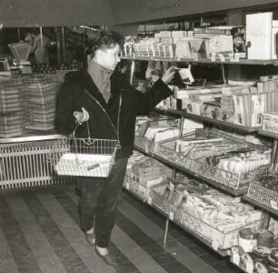 Dresden-Altstadt. Gewandhausstraße (1957-1958; H. Terpitz, G. Dettmar, H. Zimmermann). Lebensmittelladen "Hol fix". Kundin beim Einkauf