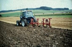 Fotografie: Wendende Bodenbearbeitung, Volldrehpflug, Allradtraktor