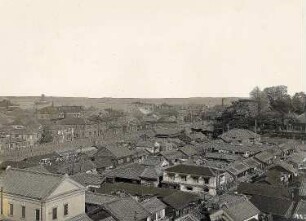 Yokohama (Japan). Blick vom 100-Stufen-Teehaus über die Dächer der Stadt. Im Hintergrund Bucht und Hafen mit vor Anker liegendem Hochseepassagierdampfer der HAPAG