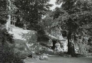 Felsgrotte mit Nadelöhr