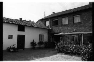 Wohn- und Nebengebäude
