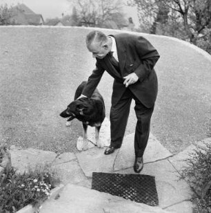 Schweiz. Kilchberg. Portrait des Schriftstellers Thomas Mann (1875-1955) mit seinem Hund