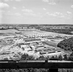 Volksschule Klosterbergen: Klosterbergenstraße: Blick vom Sachsenwald-Hochhaus Richtung Norden auf Klosterbergen: rechts Klassen- und Verwaltungstrakte: links Turnhalle und Lernschwimmbecken im Bau: dahinter Reihenhäuser und Atriumhäuser: vorn Holzgeländer: im Hintergrund Felder, Baumreihen und Waldgebiete