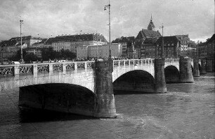 Basel: Mittlere Rheinbrücke von der Rheinpromenade