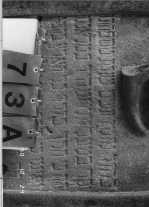 Grabstein 73 (Index: 100116213) Material: Sandstein Zustand: gut Maße HxBxT: 166x60x17 cm Beschreibung: aufgesockelte Stele mit Rundbogenabschluß Symbolik: Schofar, Cohanim-Hände Besonderheit: kulturhistorisch wertvoll / hist.-wiss. Gründe (Gemeindestellung): Grabstein 73A (Nachholaufnahme)