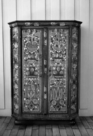 Schrank mit Herz Jesu und Herz Marias und ihren Monogrammen