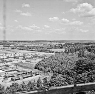Volksschule Klosterbergen: Klosterbergenstraße: Blick vom Sachsenwald-Hochhaus Richtung Nordosten auf Klosterbergen: links Klassen- und Verwaltungstrakte: dahinter Reihenhäuser und Atriumhäuser: rechts Waldgebiet Klosterbergen: im Hintergrund Häuser und Bäume