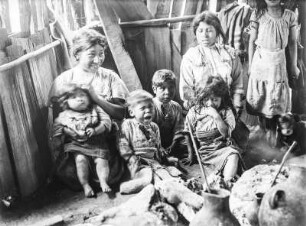 Personenaufnahme : Personen in einer Hütte bei Santa Rosa