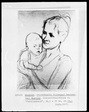 Säugling im Arm der Mutter