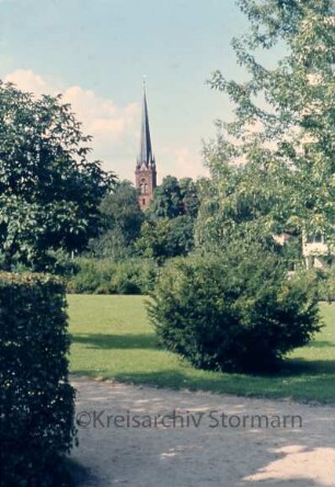 Kurpark, im Hintergrund Peter-Paul-Kirche