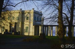 Berlin, Schlossgarten Glienicke, Casino,Gartenseite mit Marmorbank und Pergola.