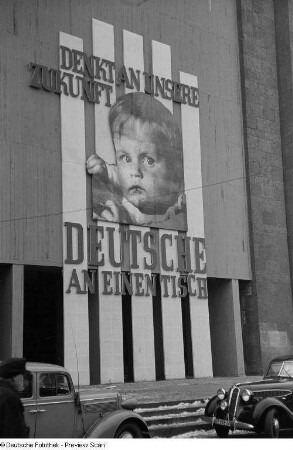 Propaganda-Plakat der Nationalen Front an einem Gebäude